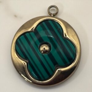 Charme quatre feuilles vert en acier inoxydable